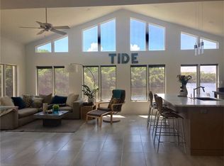9035 Sun Isle Dr NE, Saint Petersburg, FL 33702