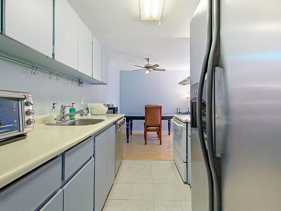 4th image of 6689 Willingdon Ave #801