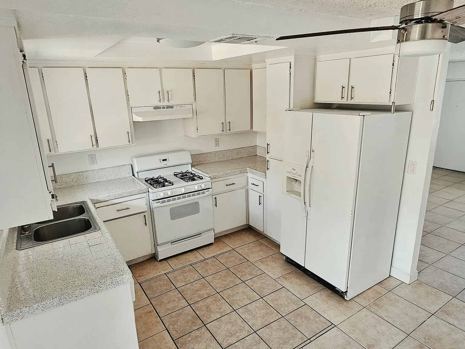 2 bed, 835 sqft, $1,575 — Photo 2