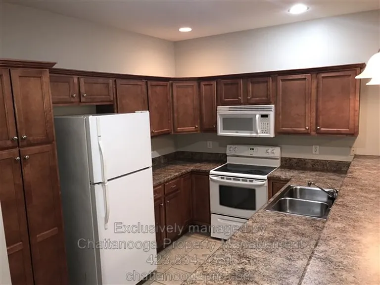 2704 Stone Trace Dr — Photo 1