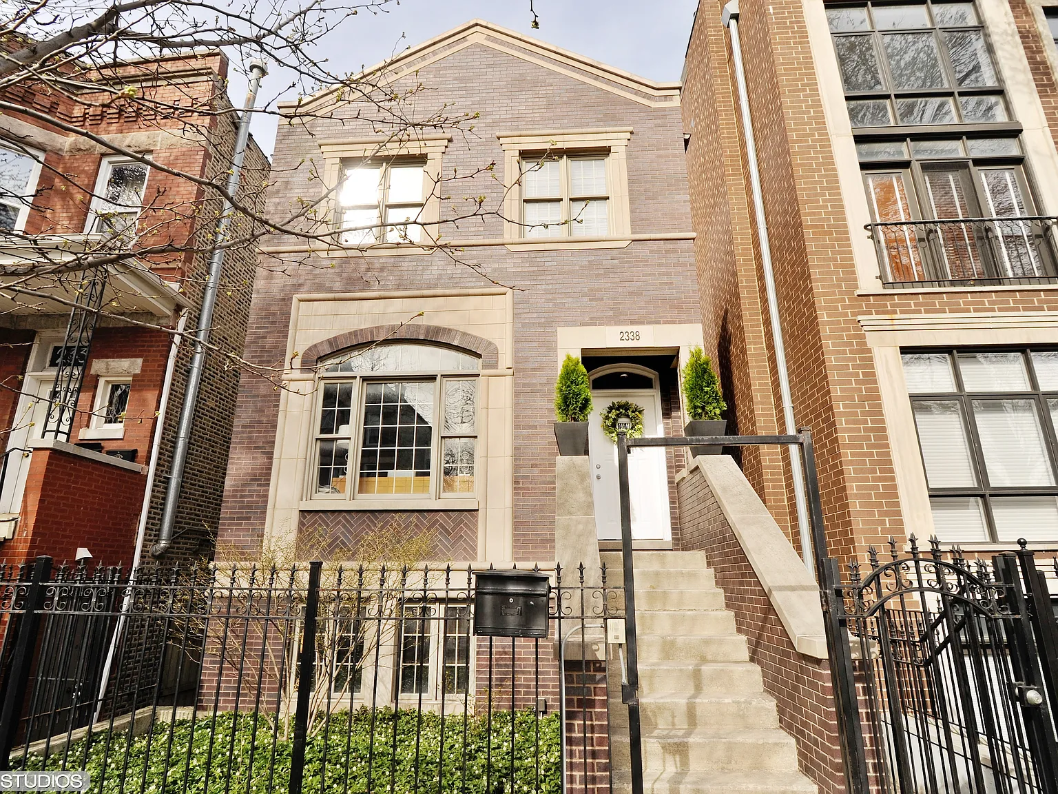 2338 N Oakley Ave, Chicago, IL 60647 | Zillow