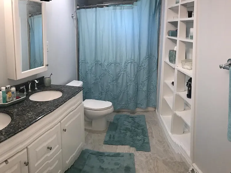 Upstairs full bathroom