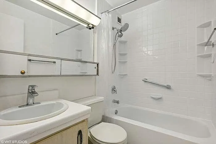 4343 N Clarendon Ave — Photo 3