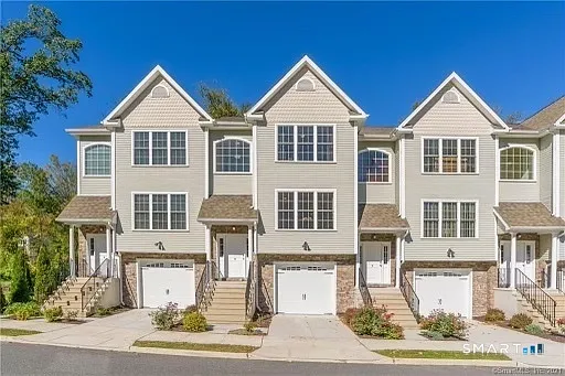 8 Old Oak Dr #8