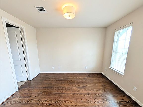3rd image of 226 E 28th St