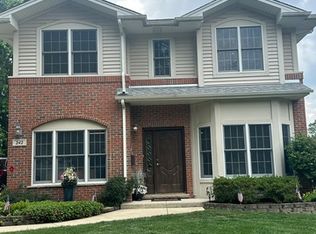 242 Holmes Ave, Clarendon Hills, IL 60514