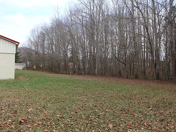 3rd image of 121 Little Ln