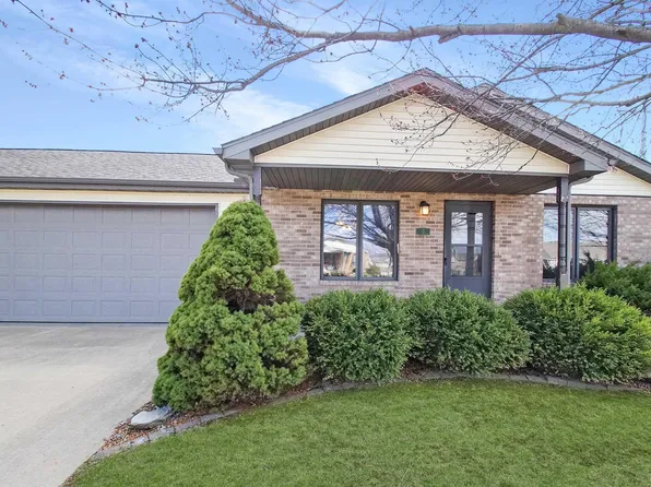 2 Royal Ct, Washington, IL 61571