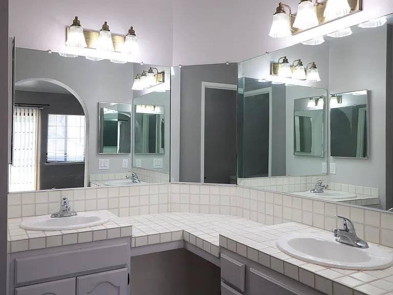 432 N Center Ct — Photo 7