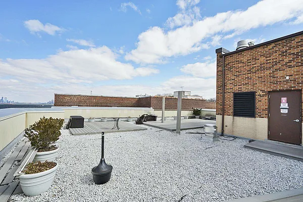Sold by Avenue Sotheby's International Realty | media 17