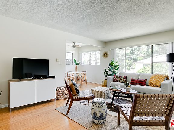 3rd image of 2554 N Beachwood Dr APT 4