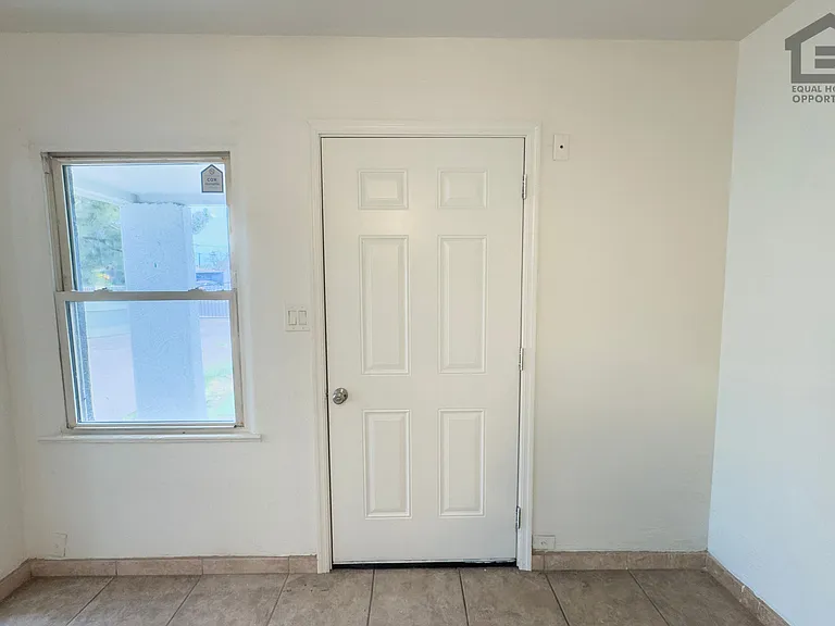 2517 E Culver St — Photo 8