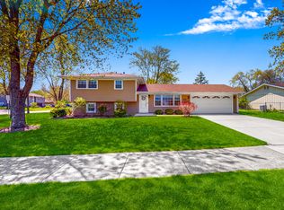 834 S Braintree Dr, Schaumburg, IL 60193