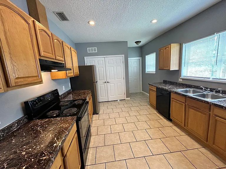 1070 Day Ave — Photo 8