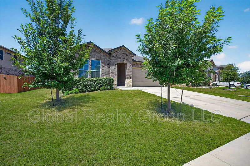 4 bed, 2.0 bath, 1796 sqft, $2,095 — Photo 2