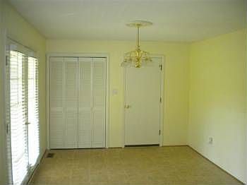 4th image of 2511 Meadow Plaza Dr