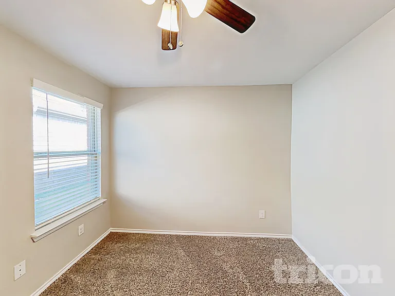 916 Roland Dr — Photo 9