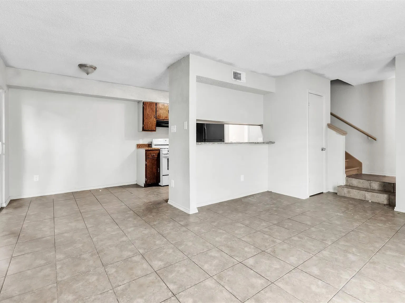 2 bed, 1.5 bath, 800 sqft, $1,100 — Photo 2