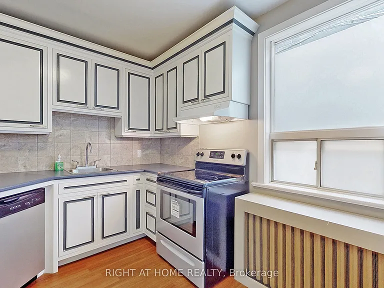 255 Lakeshore Rd E #A — Photo 11