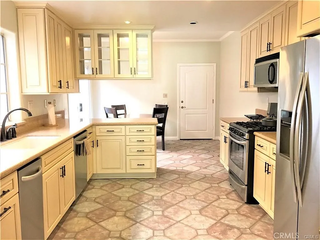 4 bed, 3.5 bath, 2607 sqft, $6,900 — Photo 2