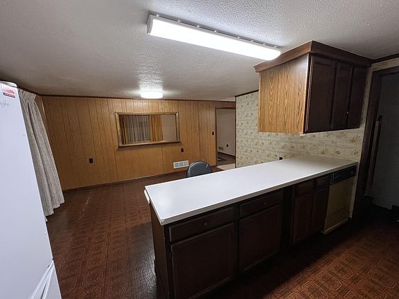 Breakfast bar/dining area