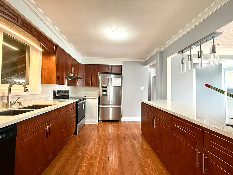 585 Mohawk Rd E — Photo 8