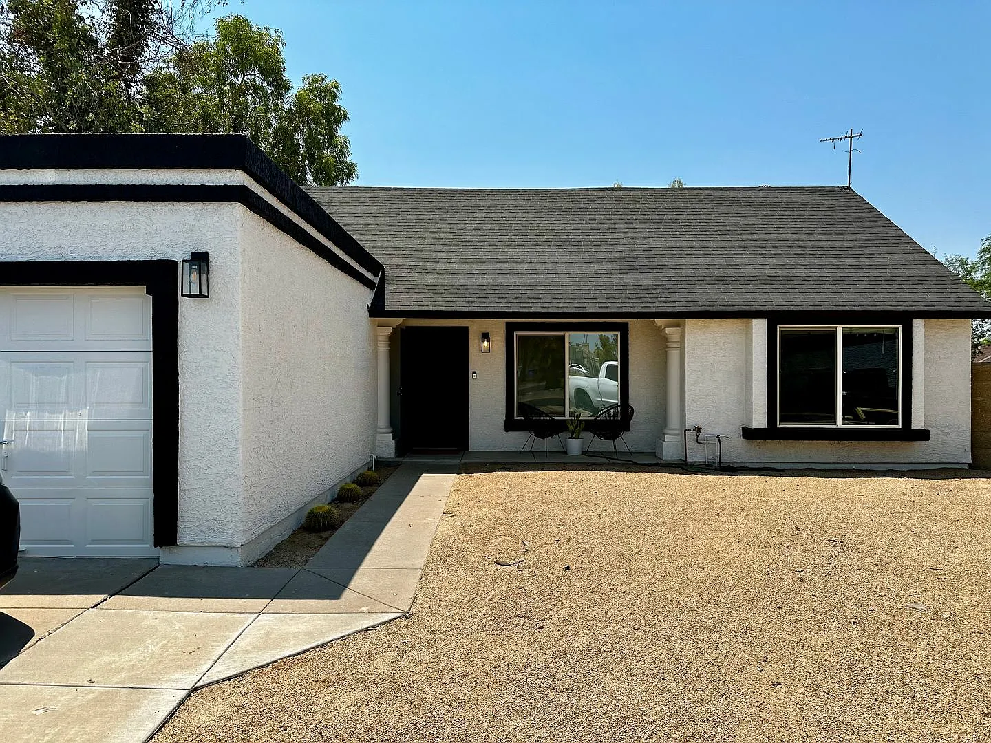 Beautifully Upgraded Home With A Huge Resort-Like Backyard In Glendale — Photo 4