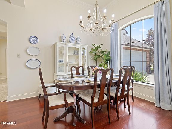 4th image of 408 Chevalier Blvd
