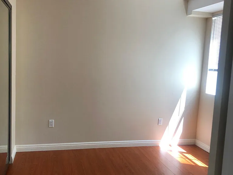 16429 Victory Blvd — Photo 23