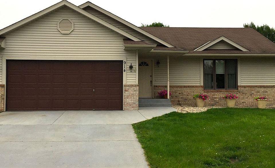 1st image of 914 Menk Dr