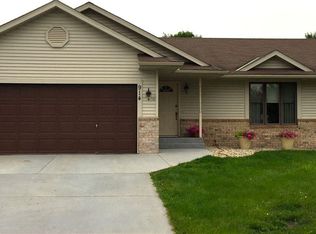 914 Menk Dr, Saint Peter, MN 56082