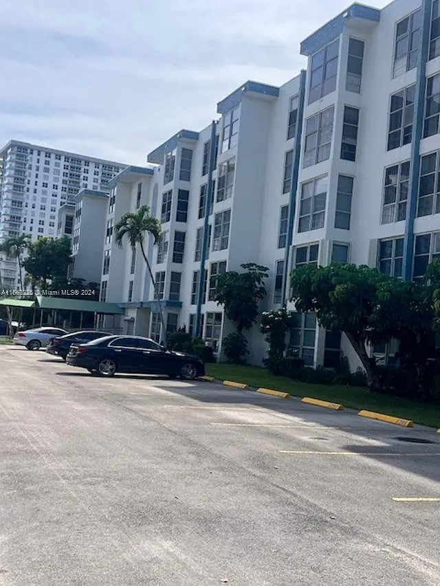 Avila Condo — Photo 4