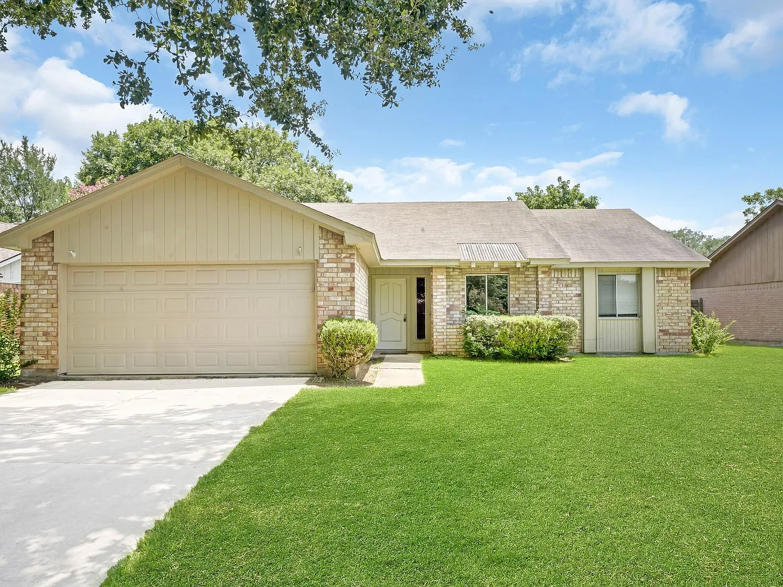 3 bed, 2.0 bath, 1562 sqft, $1,900 — Photo 2
