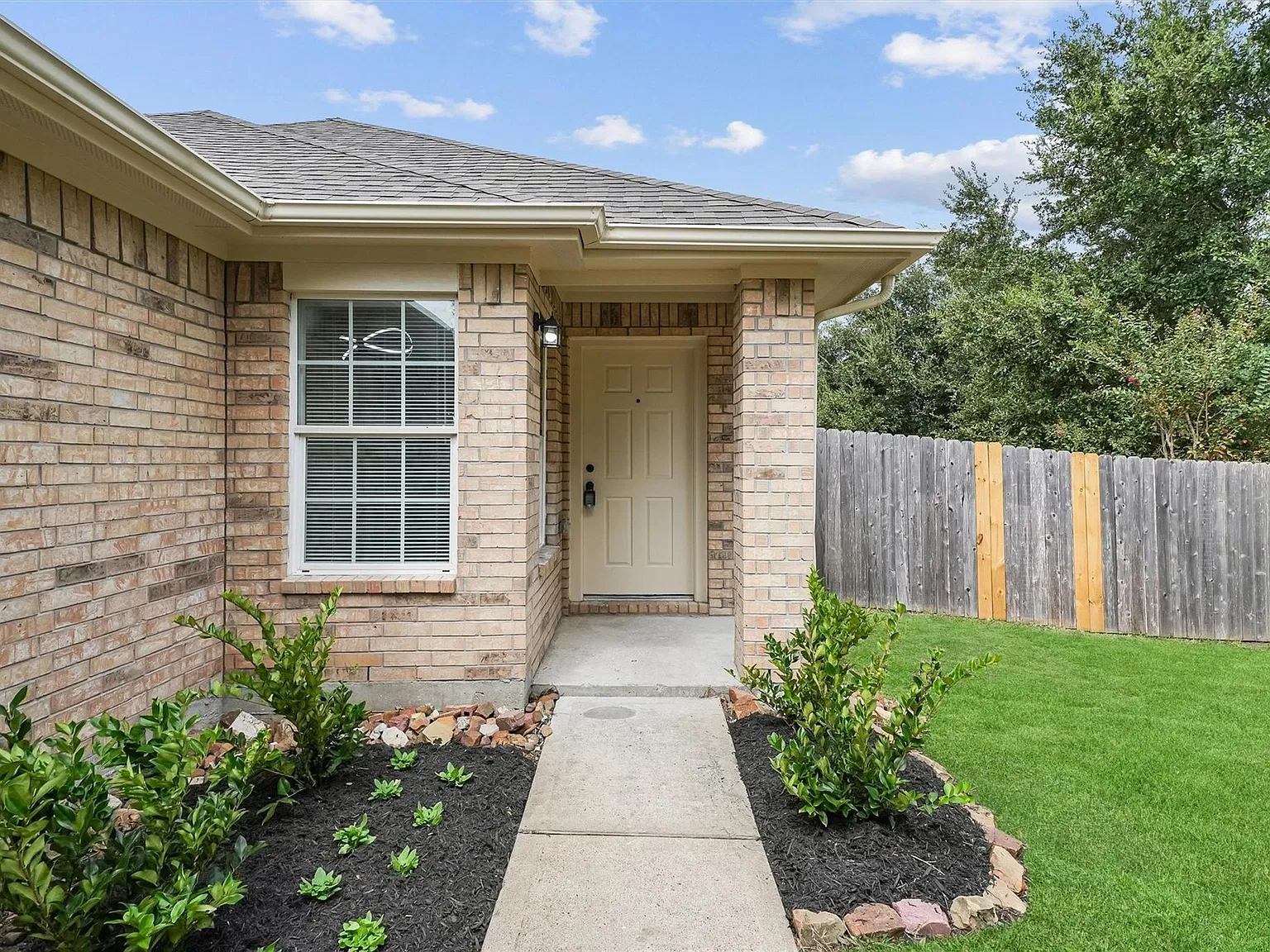 3 bed, 2.0 bath, 1200 sqft, $1,900 — Photo 3