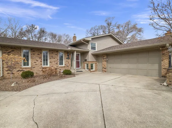 9000 Chestnut Ln, Munster, IN 46321