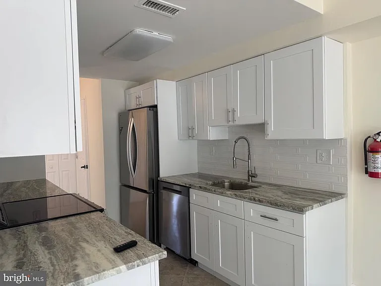 220 Deerpark Ct — Photo 8