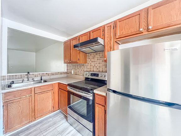 4th image of 30 Fox Hill Dr
