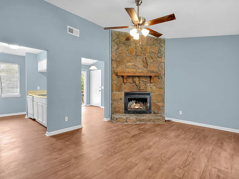 120 Stockbridge Dr — Photo 5