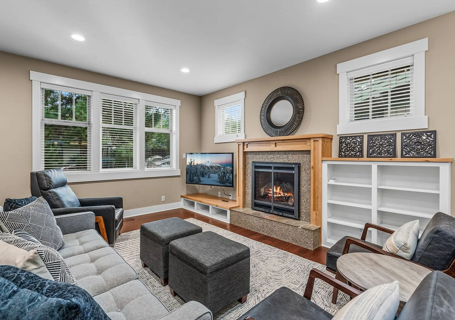 Grand Northwest Crossing Home. Fully furnished monthly rental. Walk to Compass Park. All Utilitie... — Photo 2