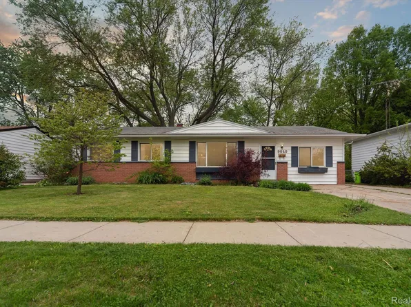 9040 Chesterfield Dr, Swartz Creek, MI 48473