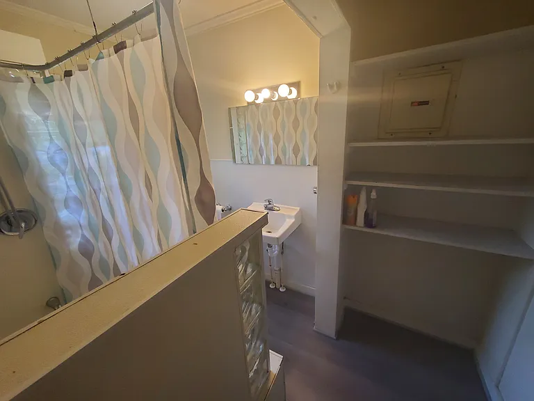 a better photo of the shelving in the bathroom