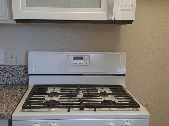 3rd image of 13049 Oxnard St APT 16