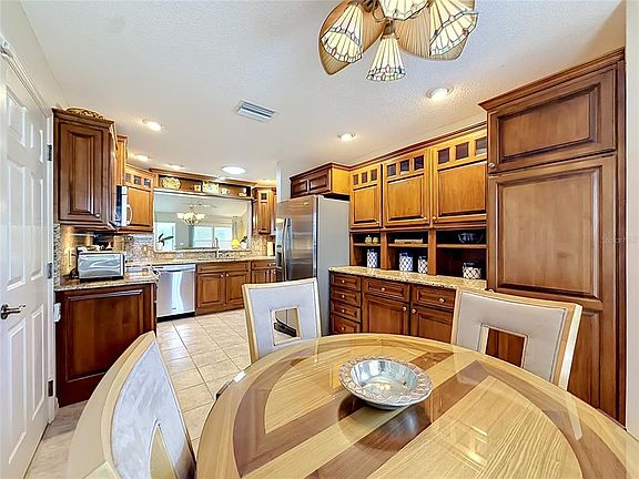 4th image of 8641 SE 168th Kittredge Loop