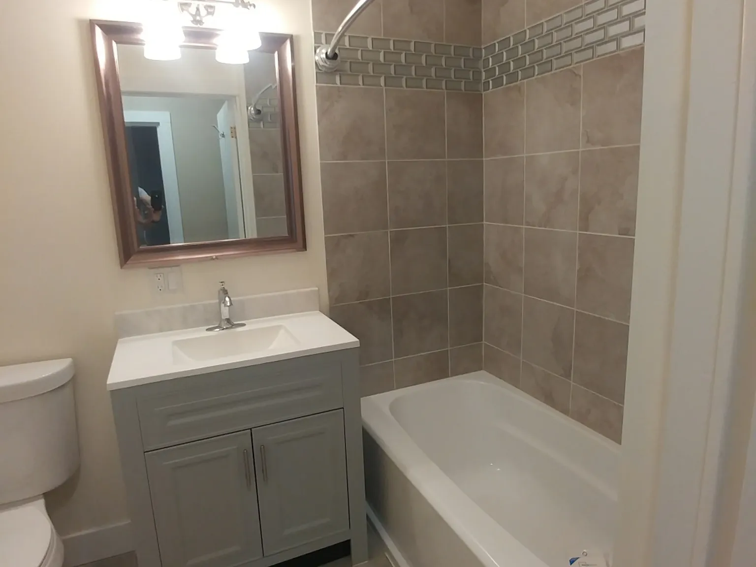 5 bed, 2160 sqft, $3,500 — Photo 3