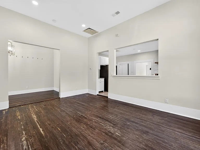 529 W Clark St — Photo 5