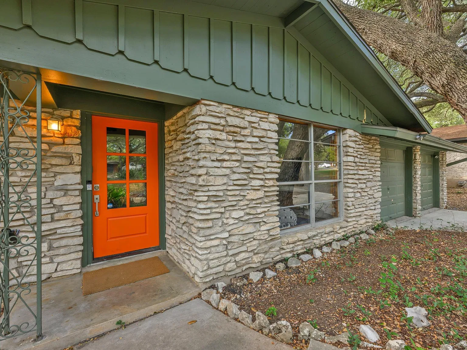 3 bed, 2.0 bath, 1715 sqft, $3,200 — Photo 2