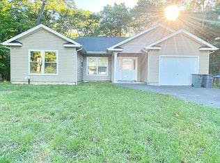 117 W Bartlett Rd, Middle Island, NY 11953