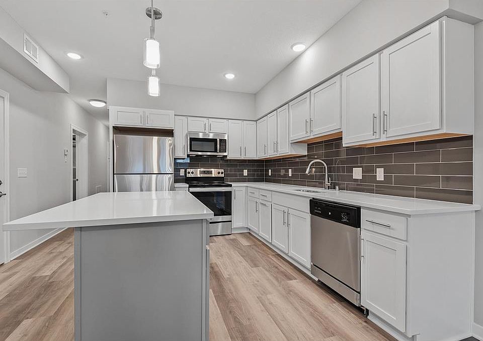 1st image of 956 19th Ave NE #1