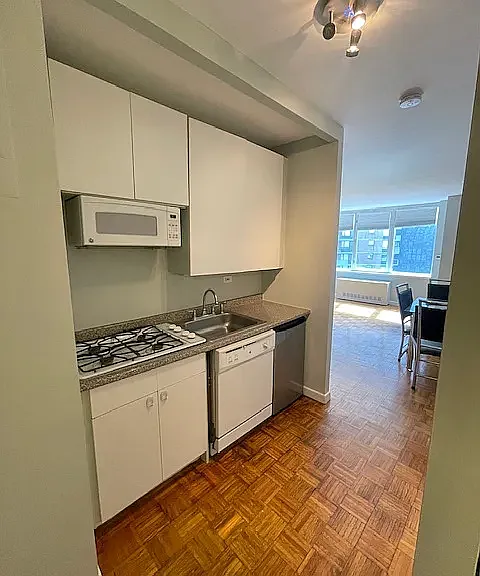 500 W 43rd St #24D — Photo 8