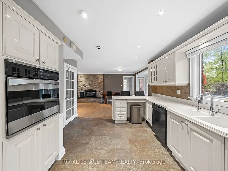 3162 Woodroffe Ave — Photo 10